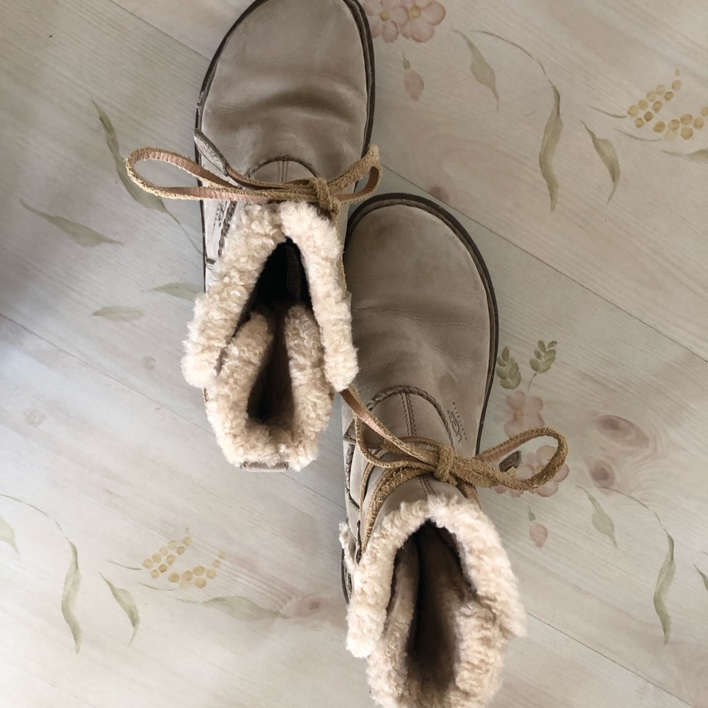 UGG Australia. These are size 8 women leather with shearling inside
